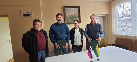 Slavnostni podpis pogodb za izgradnjo mrliške vežice v Negovi 2